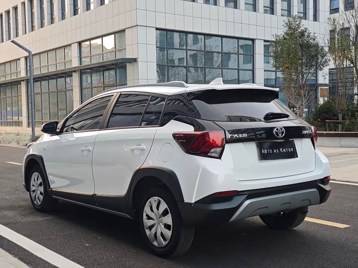 Фото 6 - Toyota Yaris L Hatchback