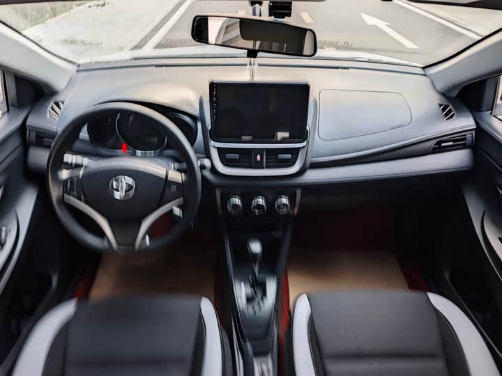 Фото 9 - Toyota Yaris L Hatchback