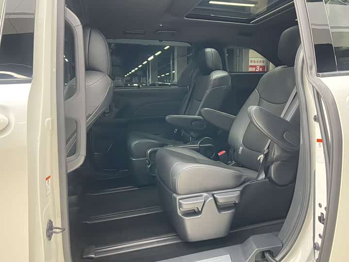 Фото 6 - Toyota Granvia