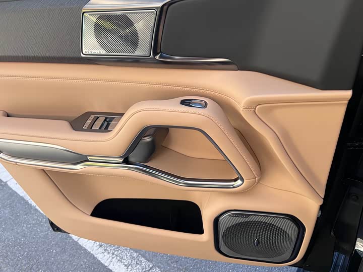 Фото 9 - BYD FangChengBao Leopard 8