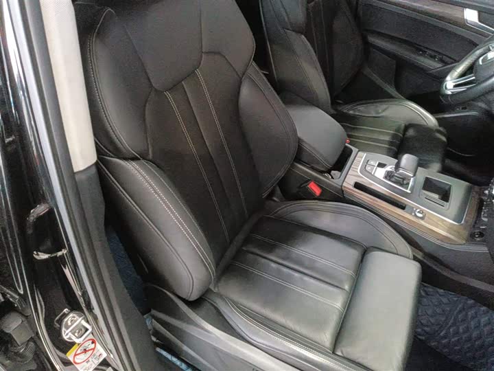 Фото 25 - Audi Q5L