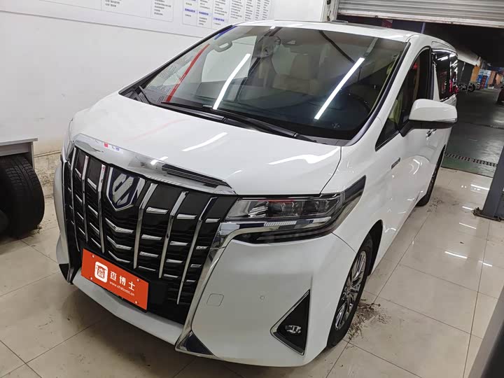 Фото 1 - Toyota Alphard