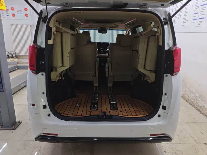 Фото 9 - Toyota Alphard