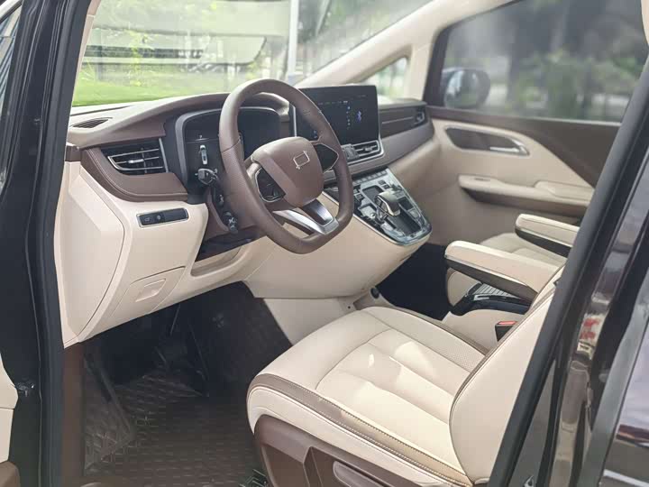 Фото 12 - Bestune M9