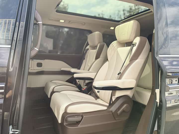 Фото 14 - Bestune M9