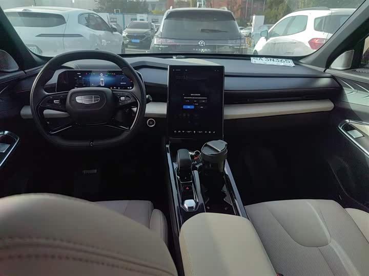 Фото 10 - Geely Atlas