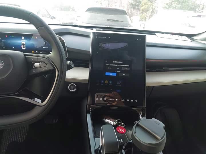 Фото 13 - Geely Atlas