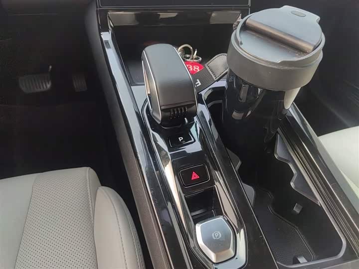 Фото 14 - Geely Atlas