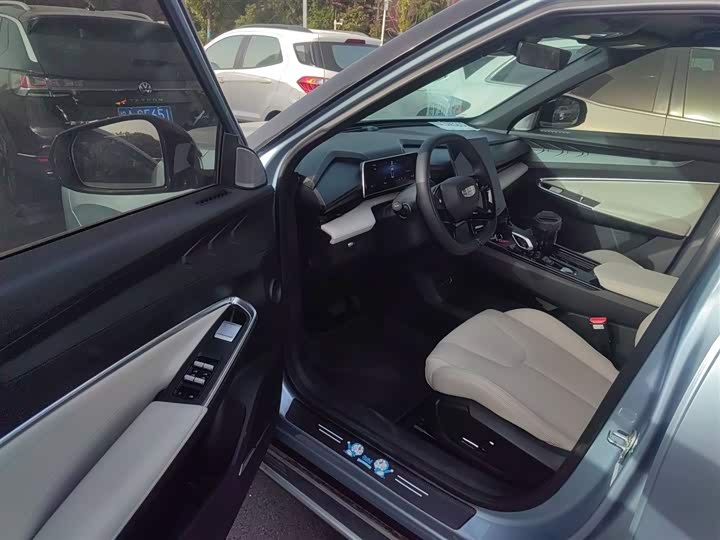 Фото 16 - Geely Atlas