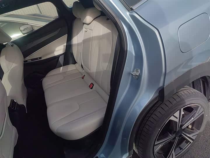 Фото 17 - Geely Atlas