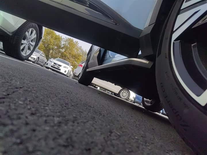 Фото 21 - Geely Atlas