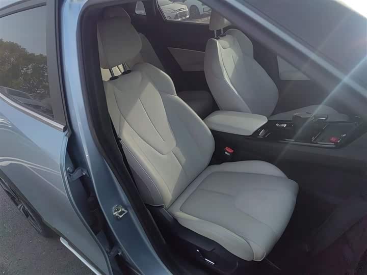 Фото 25 - Geely Atlas