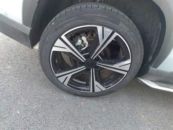 Фото 26 - Geely Atlas