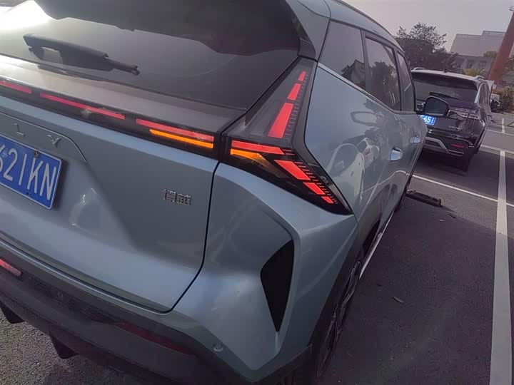 Фото 8 - Geely Atlas