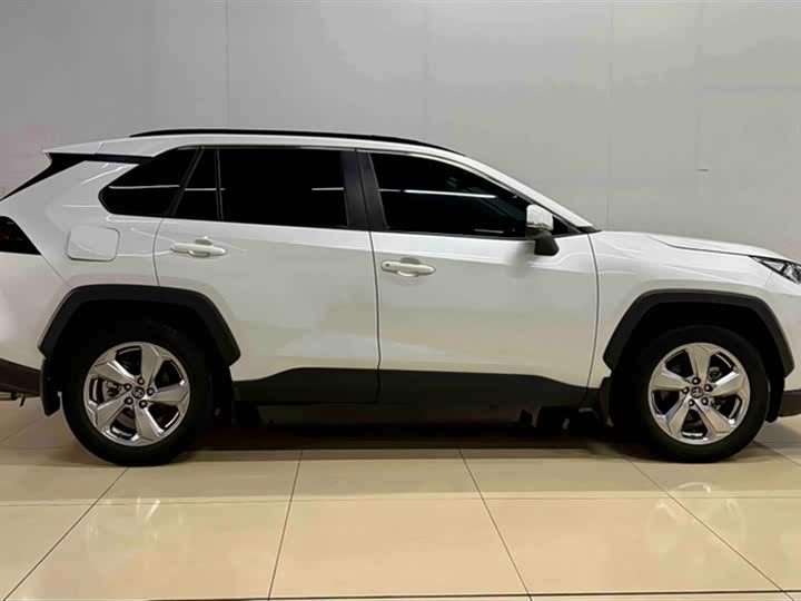 Фото 10 - Toyota RAV4