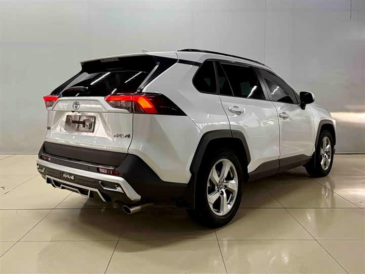 Фото 12 - Toyota RAV4