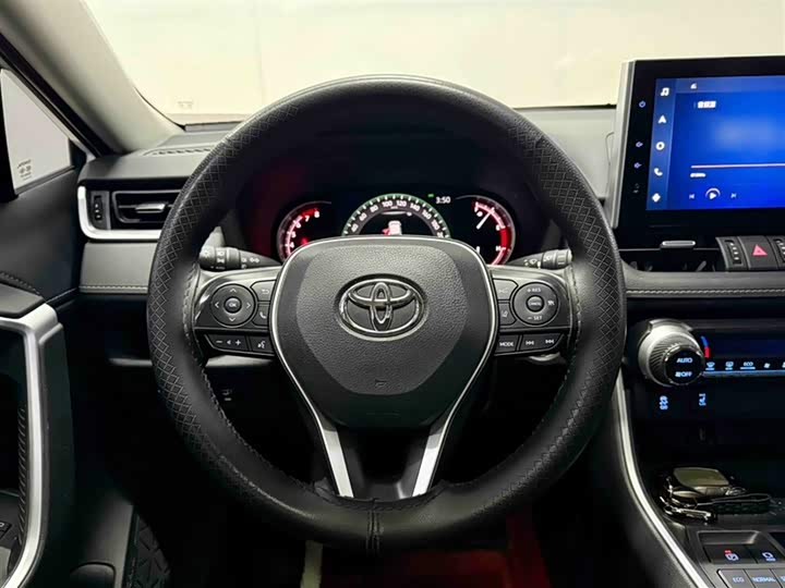 Фото 16 - Toyota RAV4