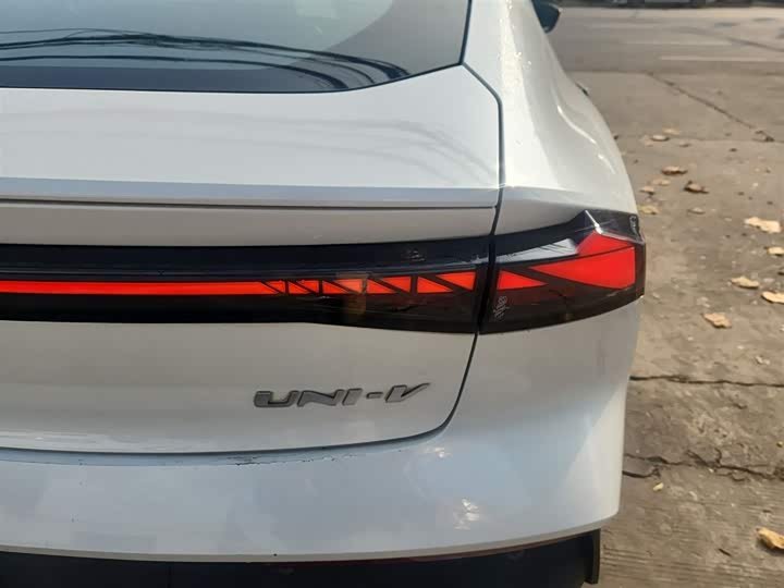 Фото 8 - Changan UNI-V