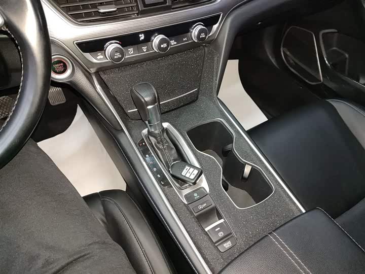 Фото 14 - Honda Accord