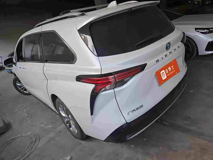 Фото 9 - Toyota Sienna