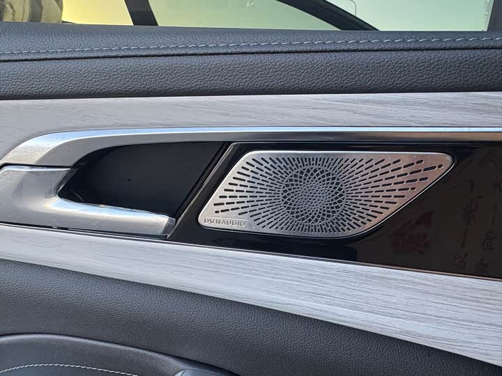 Фото 18 - Hongqi H5