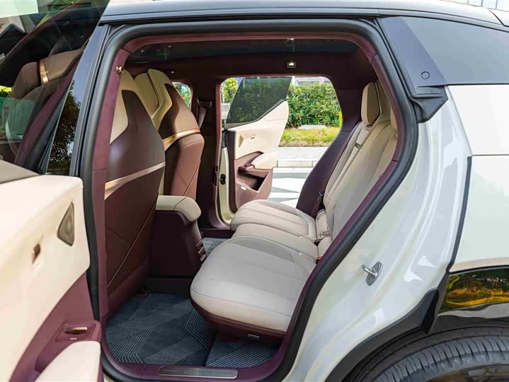 Фото 15 - Zeekr X