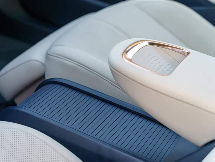 Фото 10 - Zeekr X