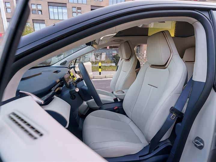 Фото 13 - Zeekr X