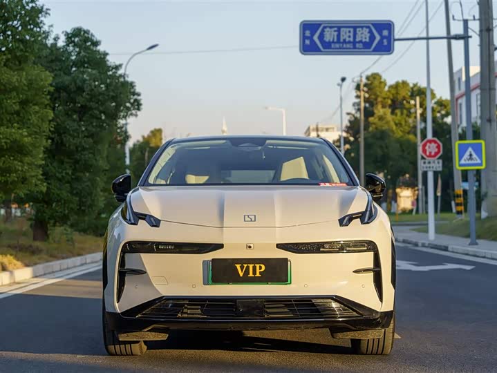 Фото 2 - Zeekr X