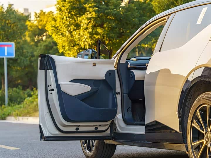 Фото 8 - Zeekr X