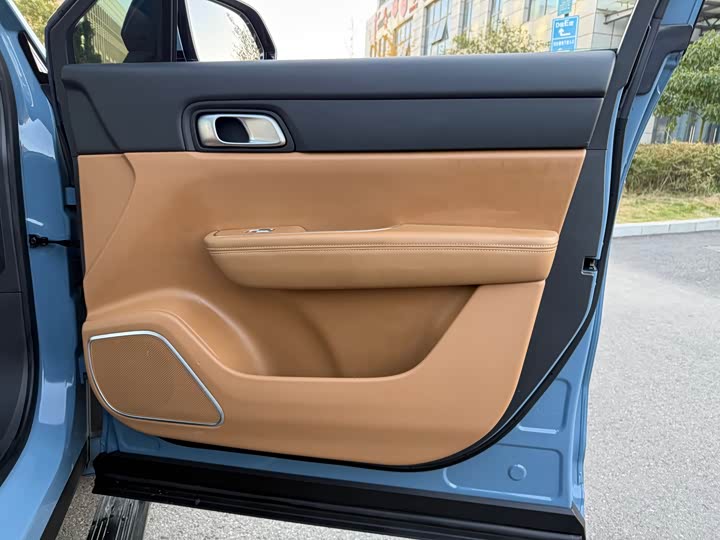 Фото 13 - LiXiang One