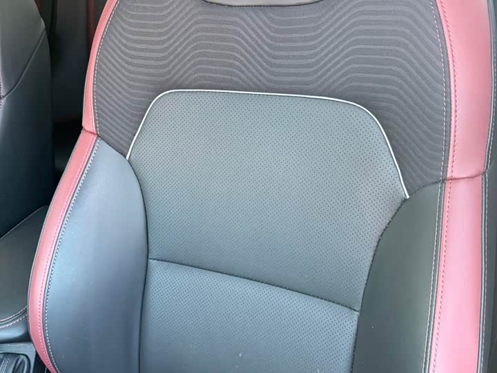 Фото 10 - Geely Coolray