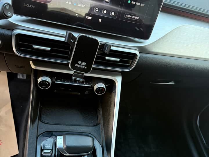 Фото 8 - Geely Coolray