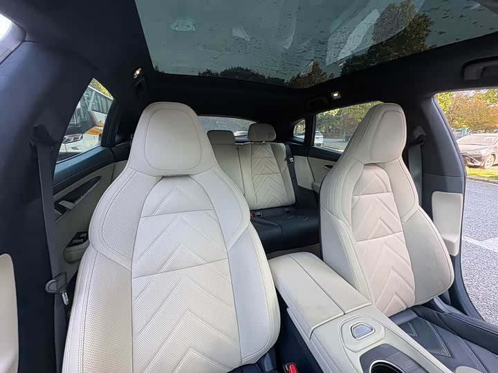 Фото 11 - Zeekr 001