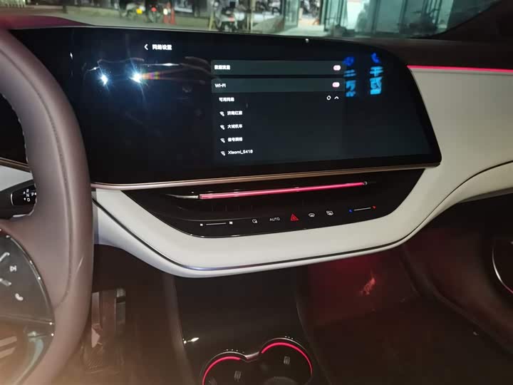 Фото 13 - Hongqi EH7