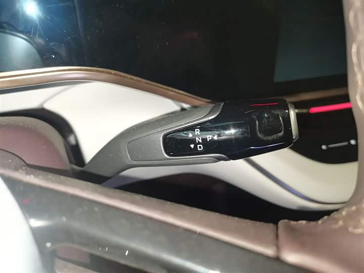 Фото 14 - Hongqi EH7