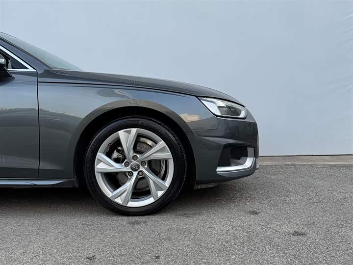 Фото 13 - Audi A4L