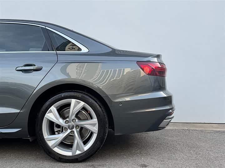 Фото 19 - Audi A4L