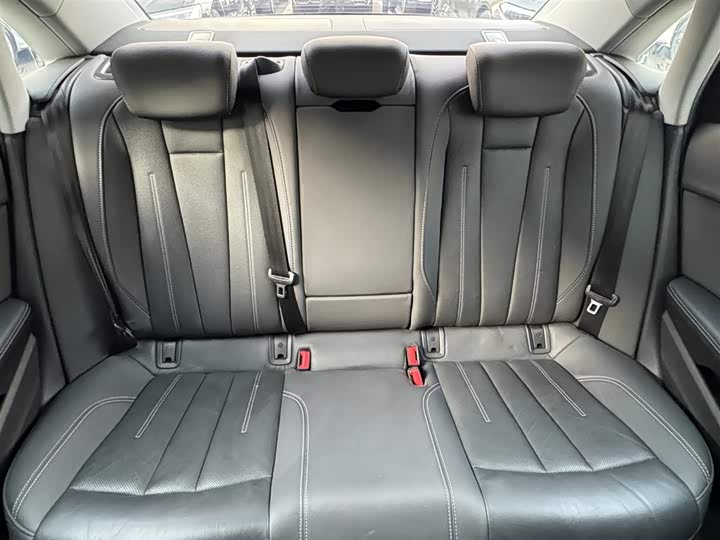 Фото 5 - Audi A4L