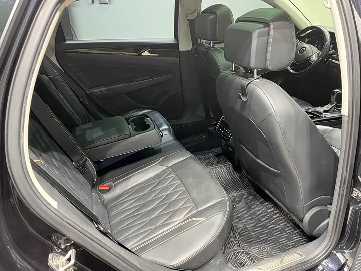 Фото 11 - Volkswagen Passat