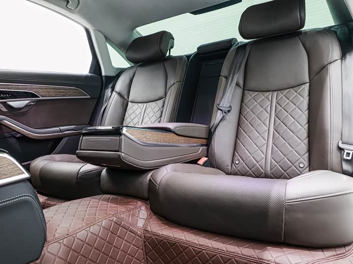 Фото 12 - Audi A8