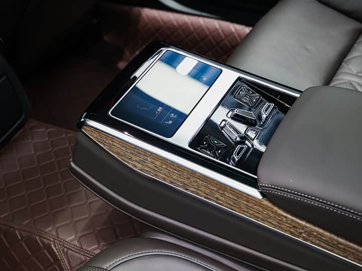 Фото 19 - Audi A8