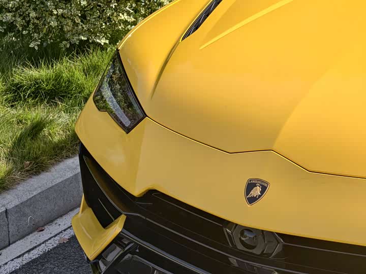Фото 3 - Lamborghini Urus