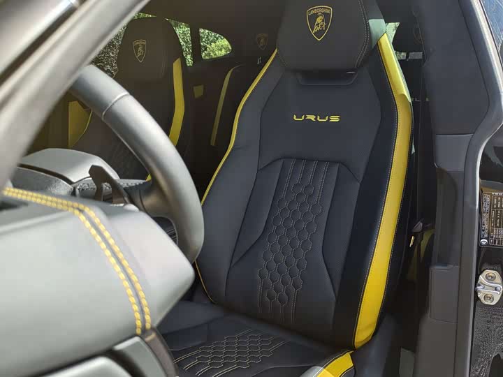 Фото 8 - Lamborghini Urus