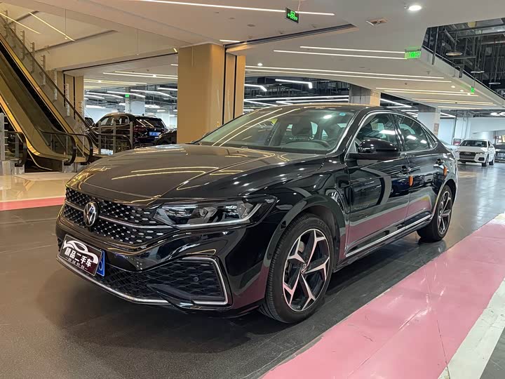 Фото 1 - Volkswagen Passat