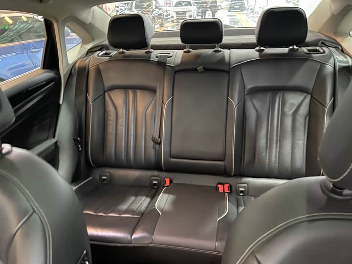 Фото 12 - Volkswagen Passat