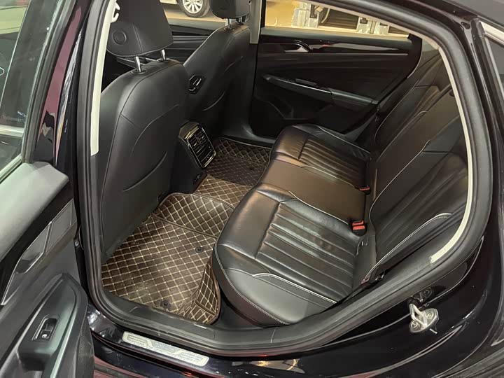 Фото 16 - Volkswagen Passat