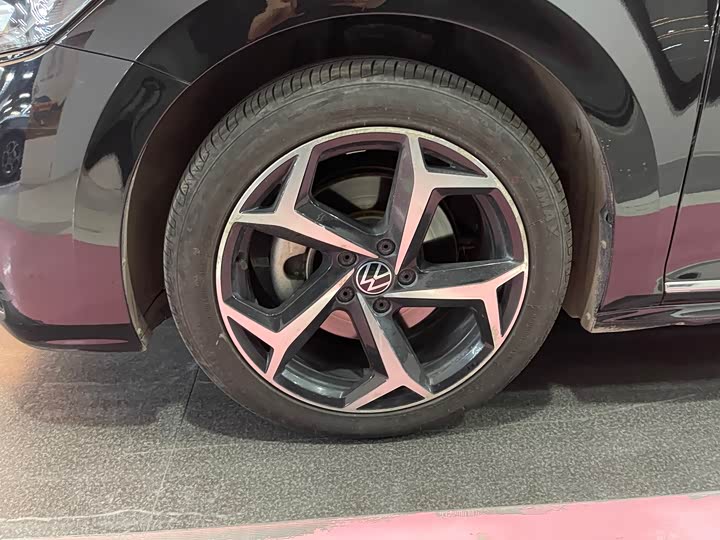 Фото 17 - Volkswagen Passat