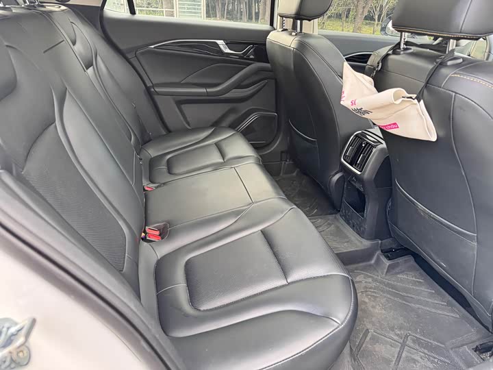 Фото 12 - Bestune B70