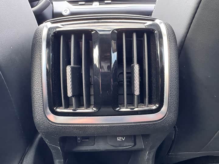 Фото 13 - Bestune B70